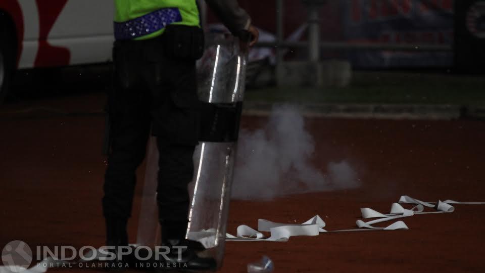 Panitia kembali kecolongan karena oknum The Jakmania berhasil menyelundupkan petasan ke dalam stadion.